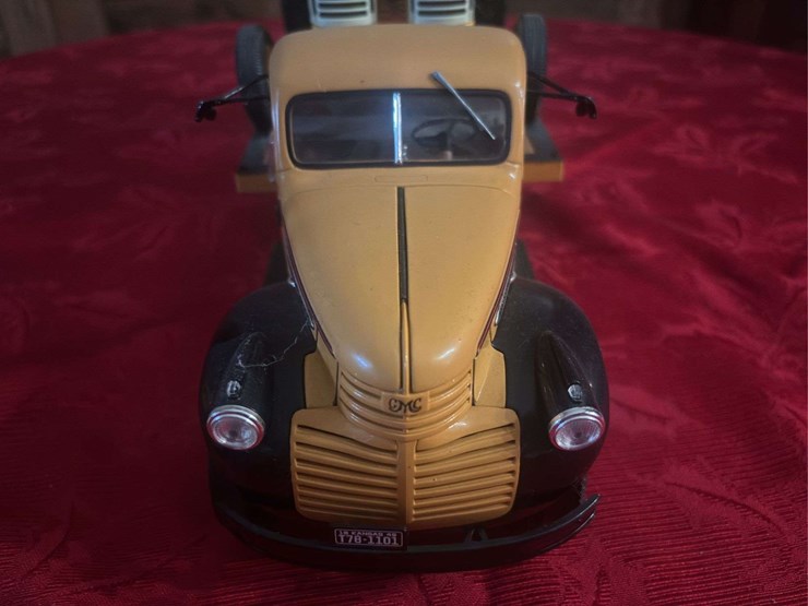 1/16-oliver-880-twin-tractor-and-gmc-delivery-truck-image-11