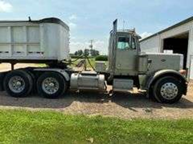 1983-peterbilt-400-semi-truck-image-4