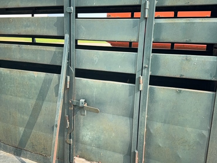 1976-stock-trailer-6’-x-16’-pen-space-+-front-storage,-fifth-wheel,-tandem-axle,-**no-title**-image-5