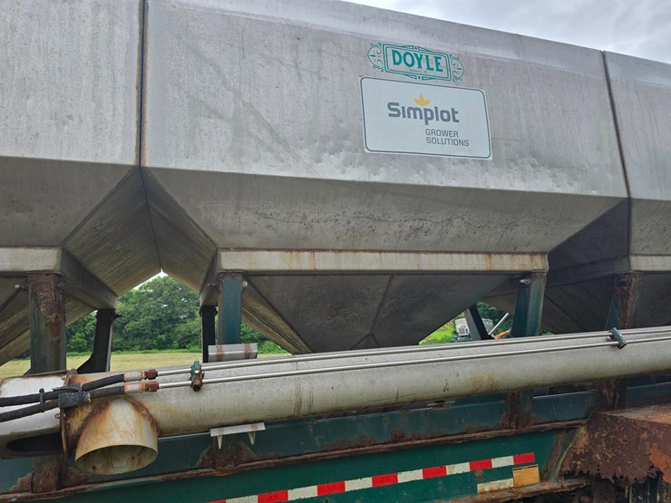 2014-doyle-dry-fertilizer-tender-trailer---kubota-diesel,-3-stainless-compartments,-side-discharge-image-5