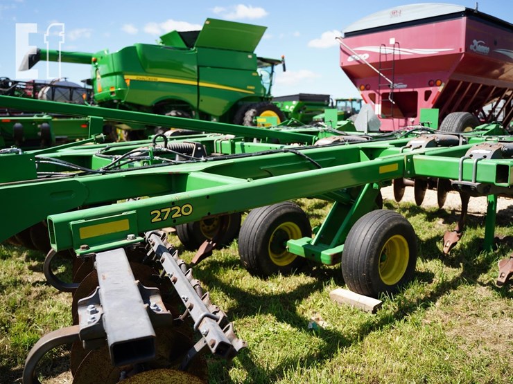 2014-john-deere-2720-image-10