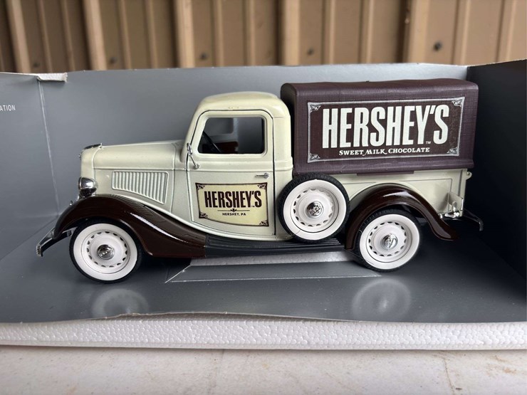 (2)-hershey-chocolate-1930's-ford-trucks-image-8