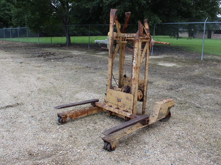 #1647-•-lift-with-electric-winch-and-motor,-wheel-mtd-image-1