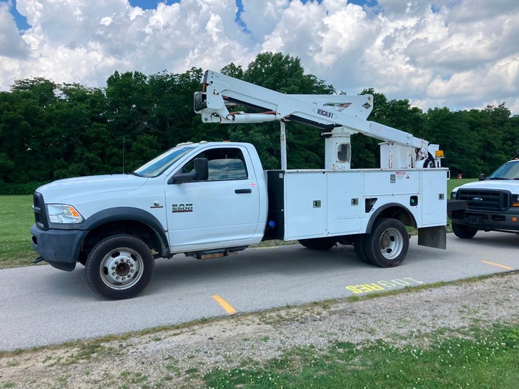 2014-dodge-5500-4x4-bucket-truck-image-1