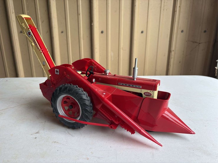 1/16-farmall-460-w/2-row-mounted-corn-picker-image-1