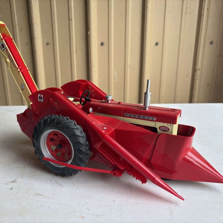 1/16 Farmall 460 w/2 Row Mounted Corn Picker