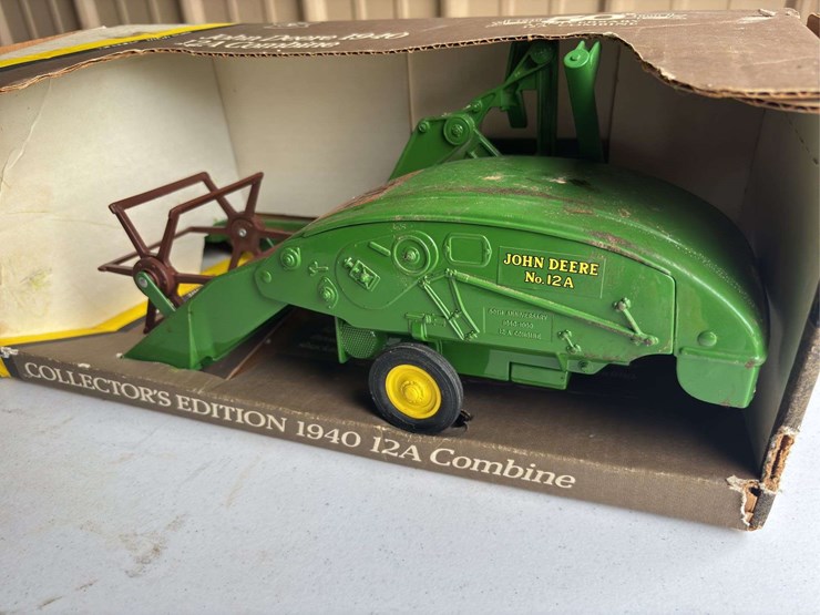 (2)-1/16-john-deere-12a-combine-and-1/32-40-series-tractor-nib-ertl-image-4