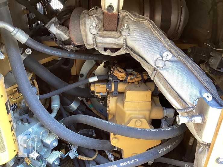 2019-caterpillar-cb8-image-9