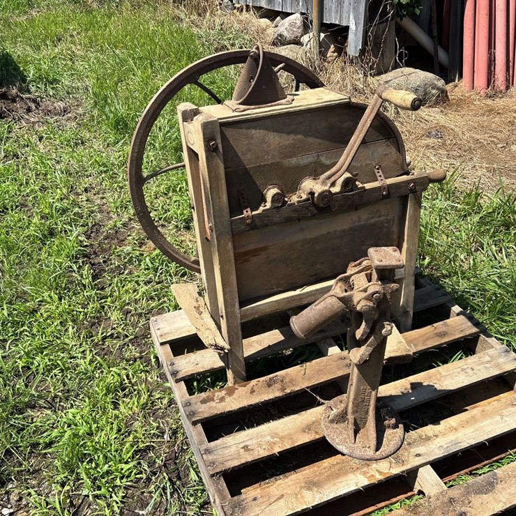 Hocking Valley Corn Sheller and Jack