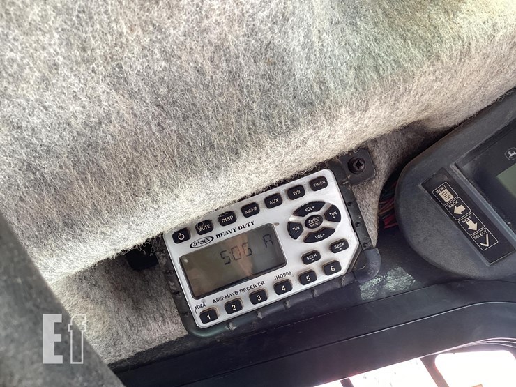 2015-deere-323e-image-21