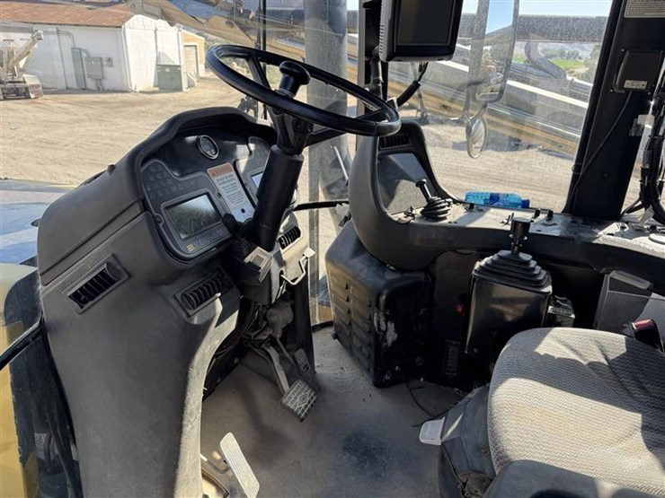 2005-john-deere-70-image-12