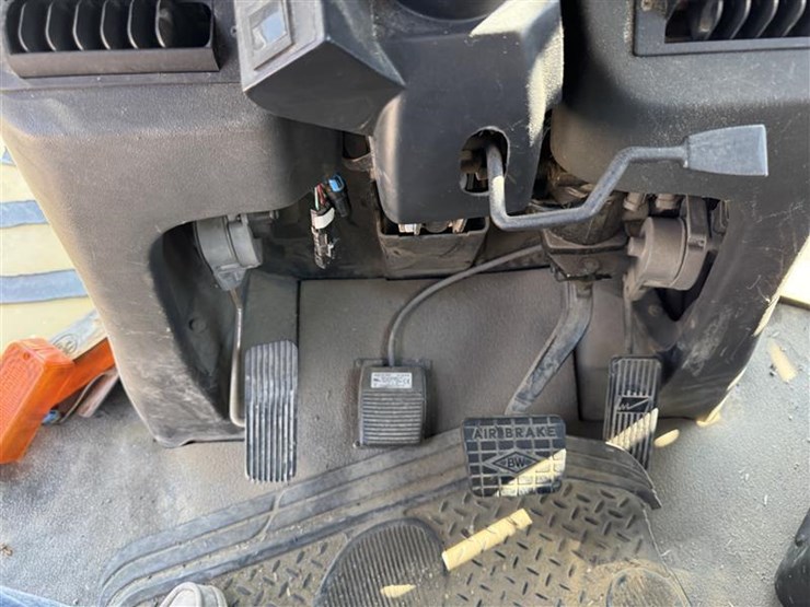 2005-john-deere-70-image-11