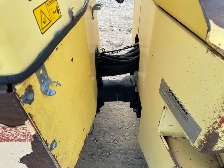 2015-dynapac-cc122-image-18