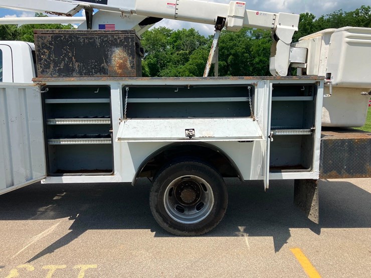 2015-dodge-5500-4x4-bucket-truck-image-4