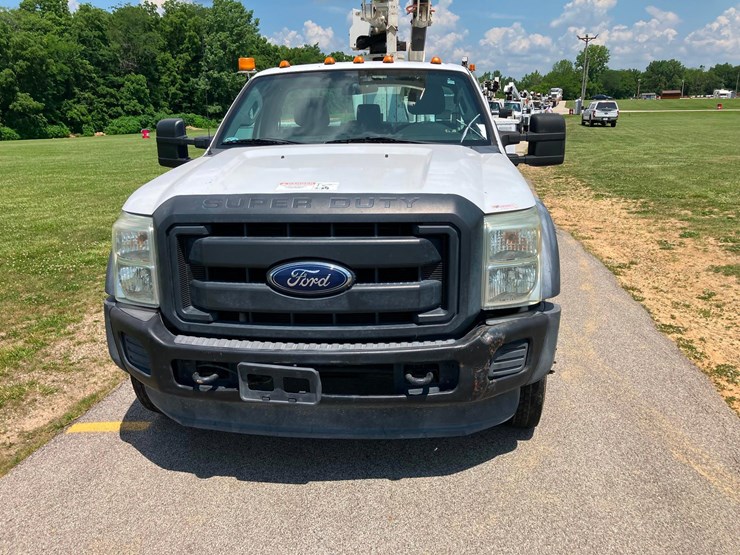 2015-f-550-bucket-truck.-image-2