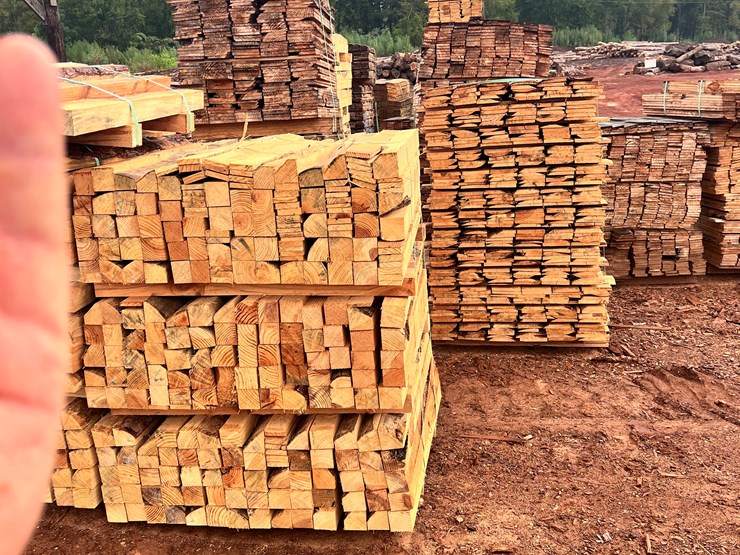 #1042-•-1-bundle-of-2.75x2.75x40”-low-grade-pine-boards.-image-2