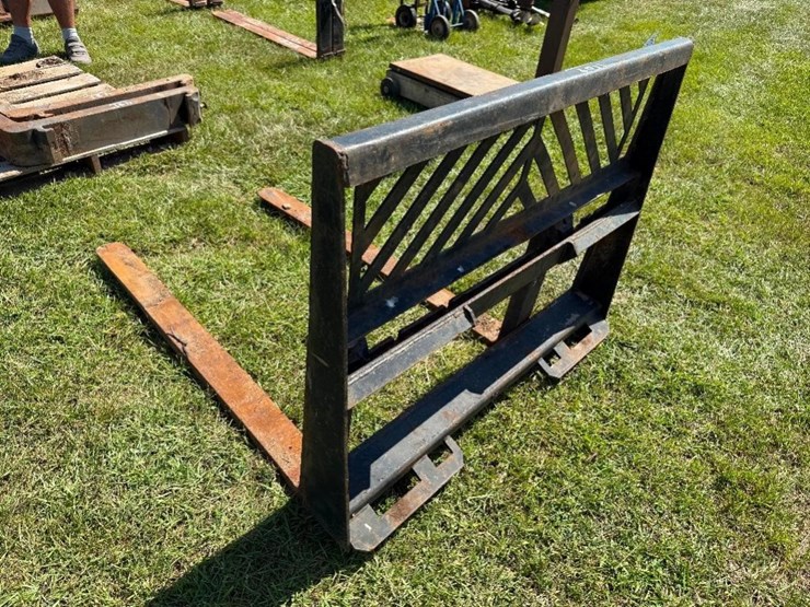 4'-skid-steer-forks-w/mast-**damaged-on-left-image-4