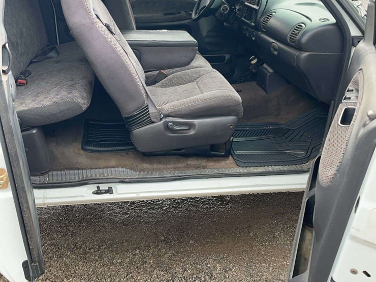 2001-dodge-2500-image-18