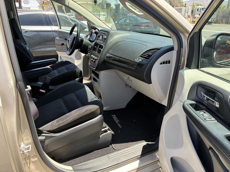 2015-dodge-grand-caravan-image-9