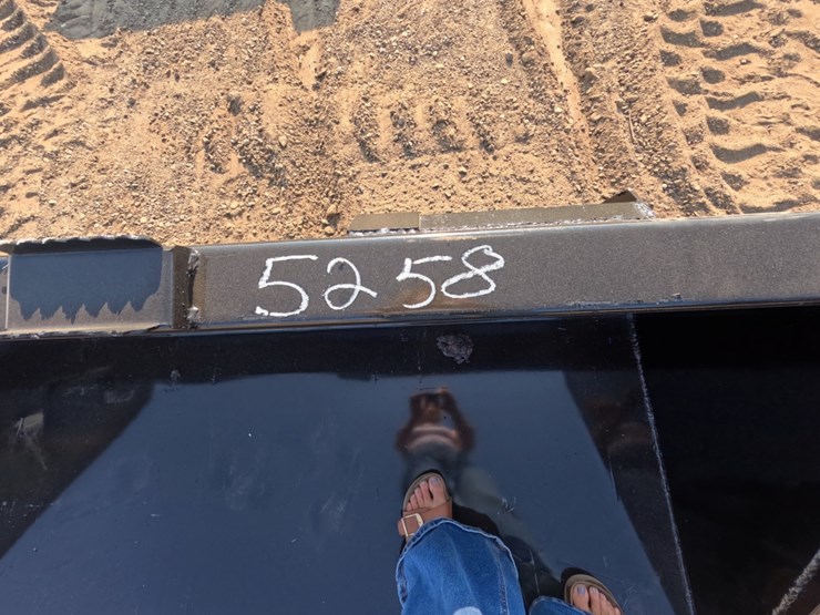 #5258-•-66"-skid-steer-bucket-w/blade-image-3