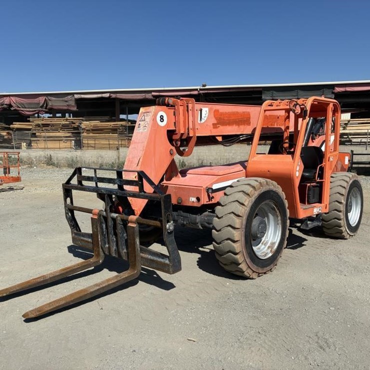 2013 JLG 8042
