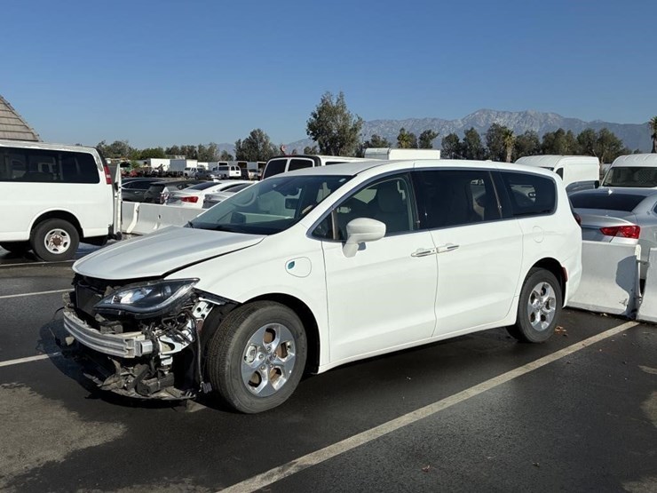 2020-chrysler-pacifica-image-2