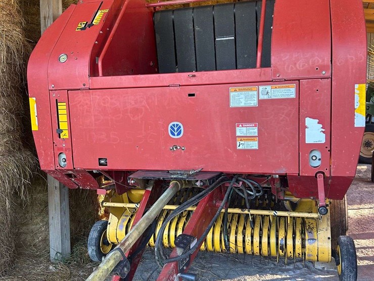 2005-new-holland-br740-image-18