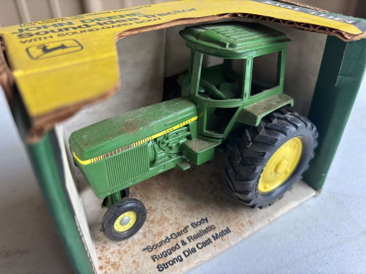 (2)-1/16-john-deere-12a-combine-and-1/32-40-series-tractor-nib-ertl-image-12