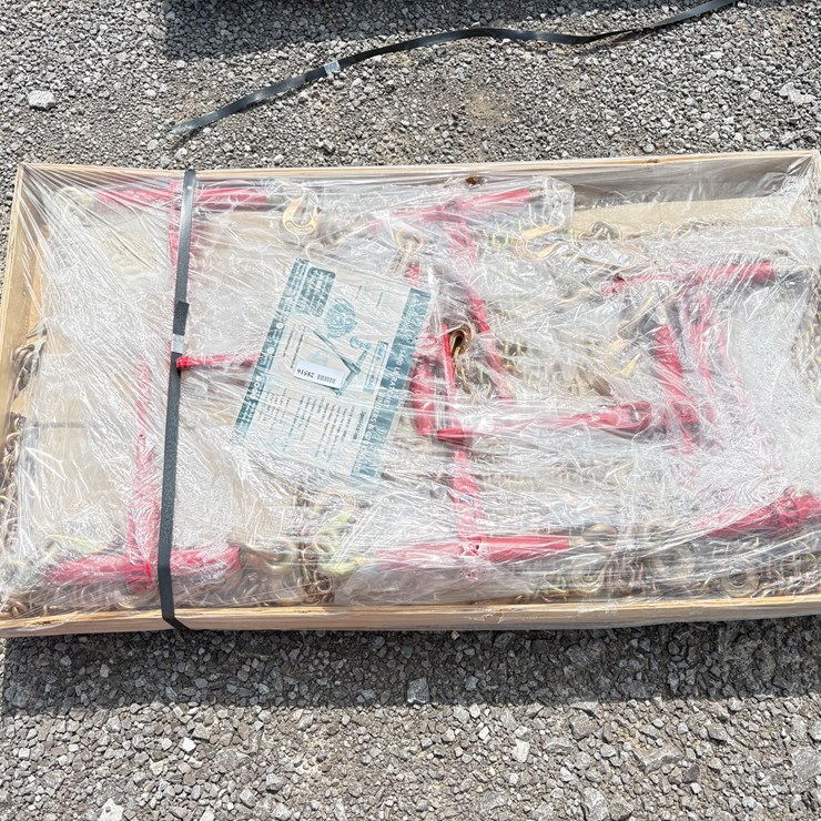 #28516 • FLAT PALLET OF CHAINS AND BINDERS