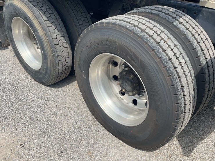 2009-peterbilt-387-image-6