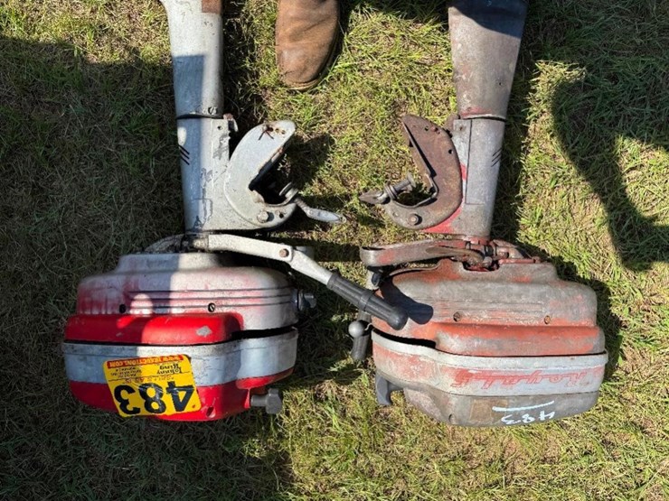 (2)-vintage-outboard-motors-image-2