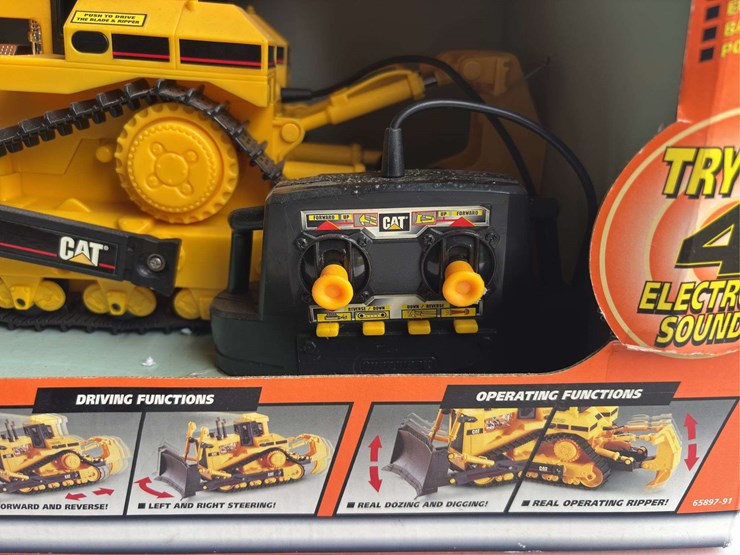 (3)-cat-bulldozer-remote-control-and-vehicle-models-image-6