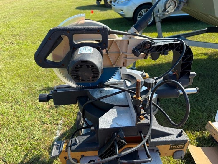 miter-saw-on-ridgid-stand-image-4