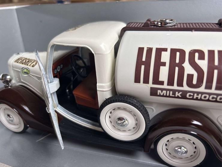 (2)-hershey-chocolate-1930's-ford-trucks-image-20
