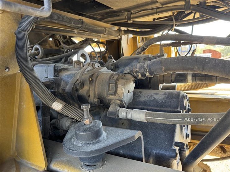 2005-john-deere-70-image-31