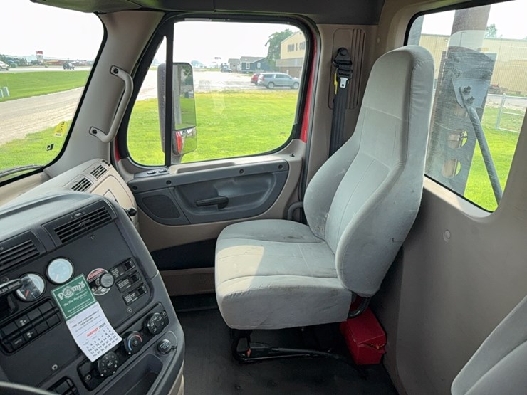 2020-freightliner-cascadia-113-image-18