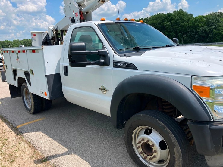 2013-f-550-bucket-truck-image-3
