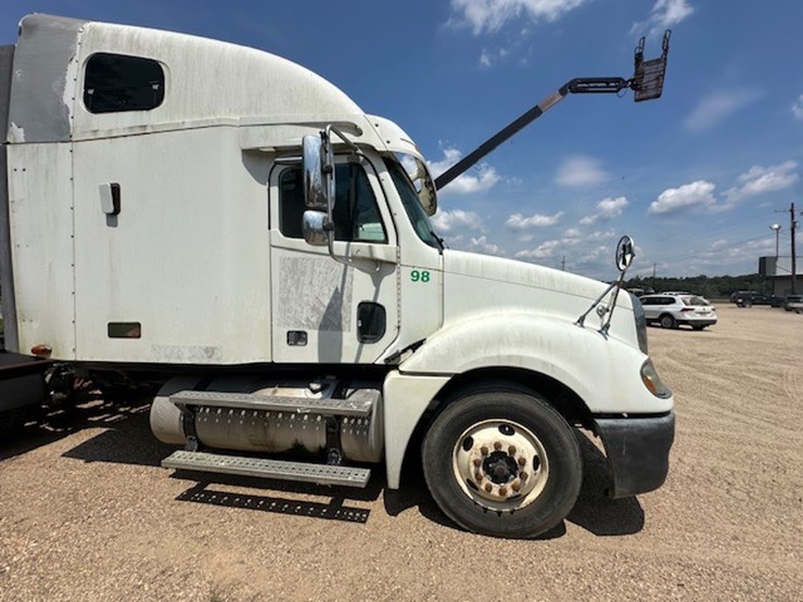 #217-•-2004-freightliner-columbia-image-29