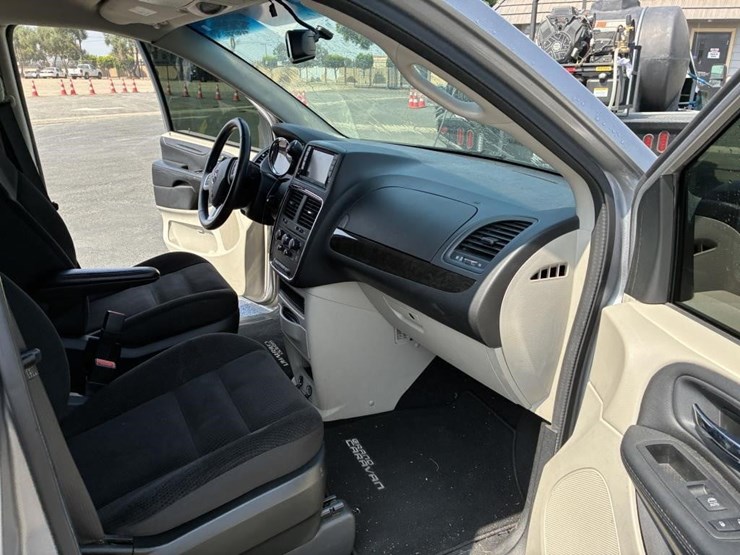 2017-dodge-grand-caravan-image-8