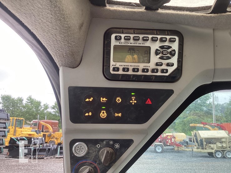 2018-jcb-3ts-8t-image-18