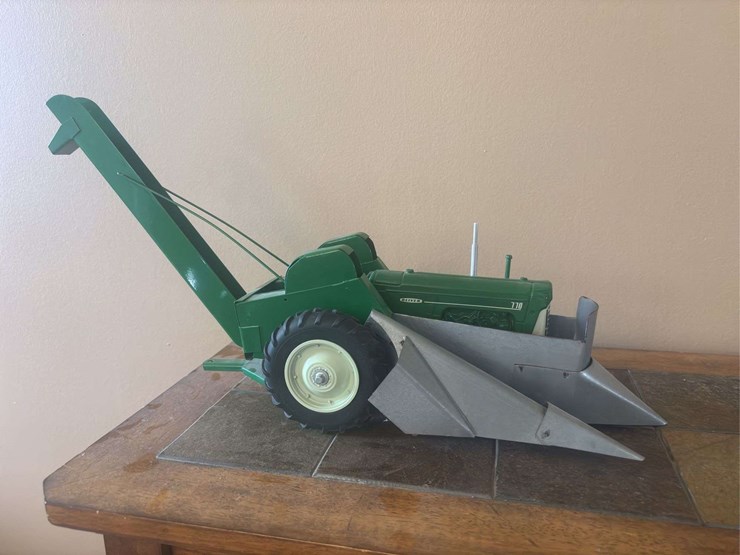 1/16-oliver-770-w/mounted-corn-picker-custom-image-1