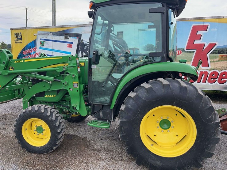 john-deere-4044r-image-4