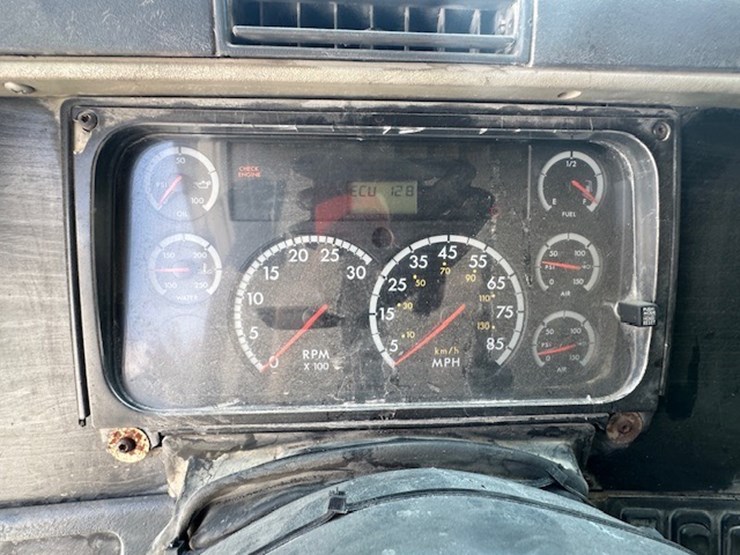 #217-•-2004-freightliner-columbia-image-68