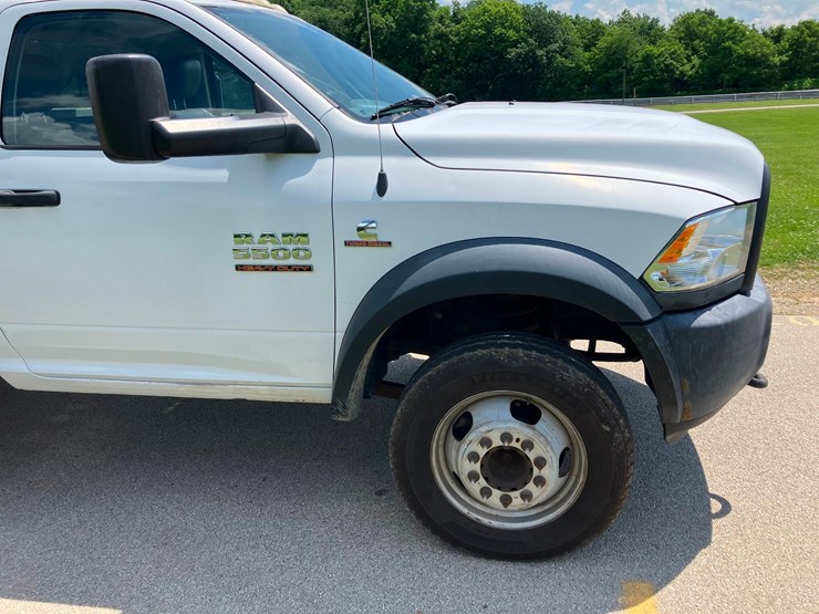 2014-dodge-5500-4x4-bucket-truck-image-2