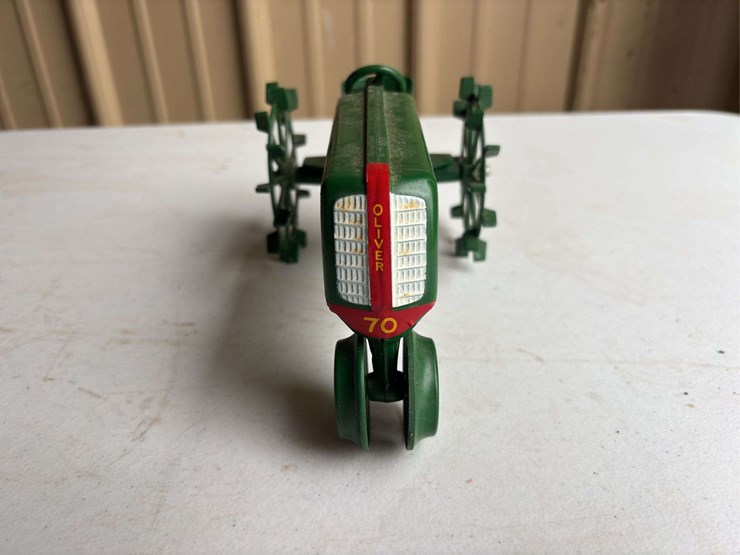 oliver-70-image-4