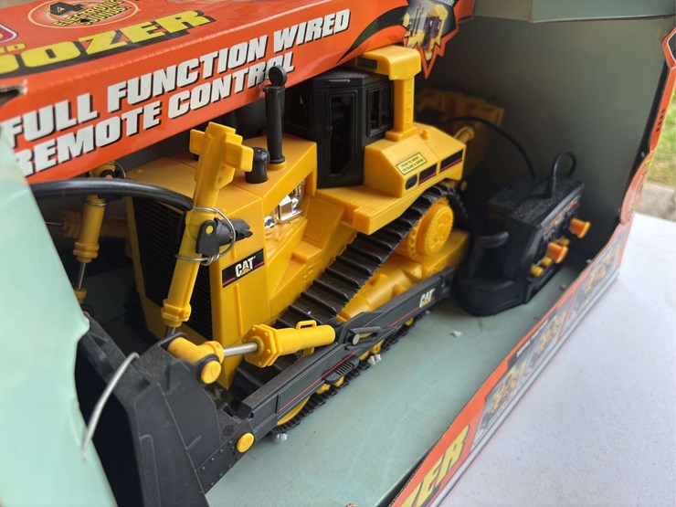 (3)-cat-bulldozer-remote-control-and-vehicle-models-image-5