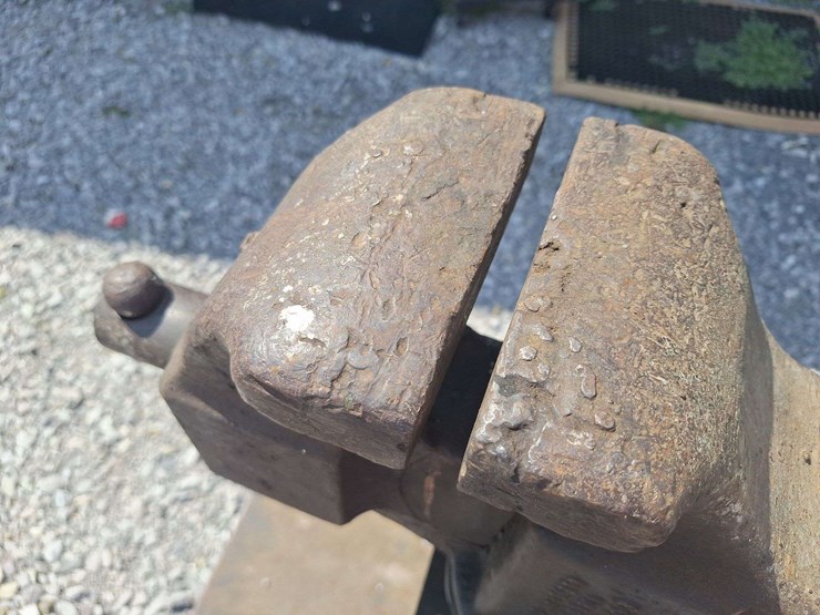 columbian-vice-on-metal-stand-image-9