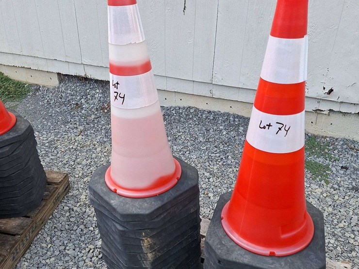 approx-(28)-unused-traffic-safety-cones-image-3