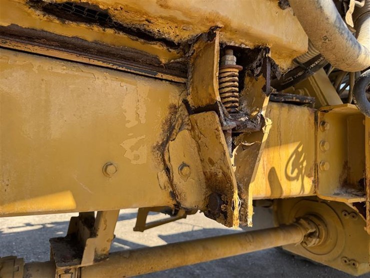 2005-john-deere-70-image-38