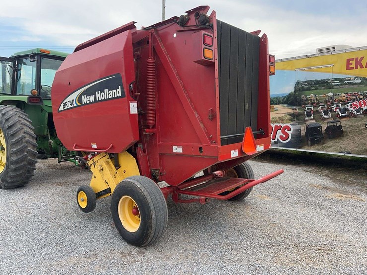 2005-new-holland-br740-image-10